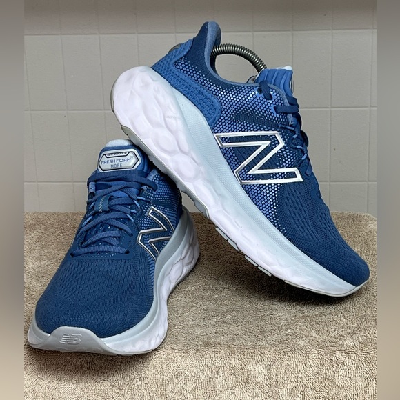 New Balance Fresh Foam More v3 Womens Size 10 Running Shoes Blue BARELY WORN - Picture 2 of 8